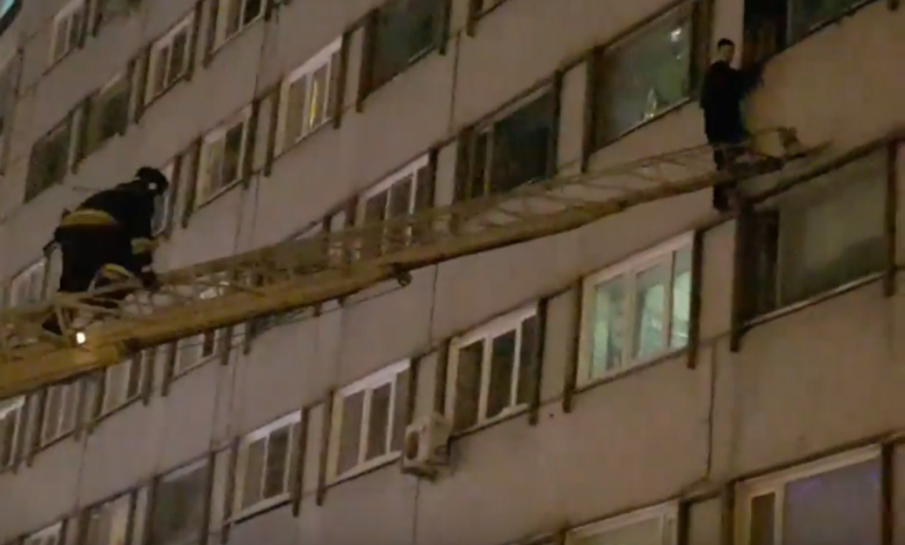 Спасатели из Новосибирска сняли висящего на окне многоэтажки «человека-паука» 