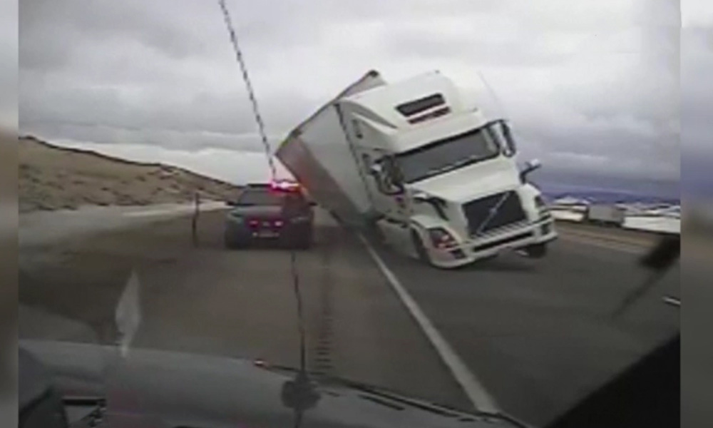 В США сильным порывом ветра перевернуло грузовик 