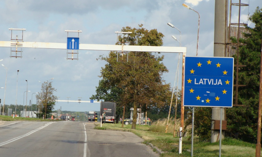 Латвия построила трехметровую стену на границе с Россией 