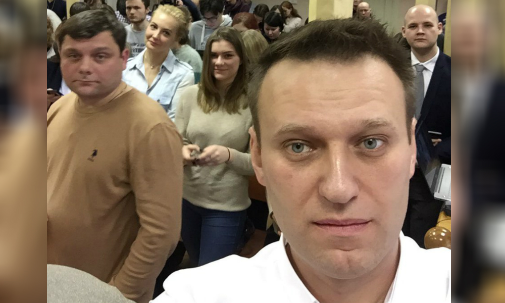 Получивший пять лет условно Навальный сделал селфи во время оглашения приговора 