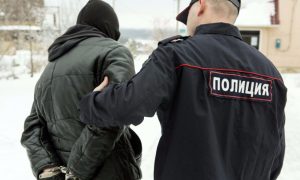 Полицейские и бойцы Росгвардии освободили взятую рецидивистом в заложницы девочку в Омске