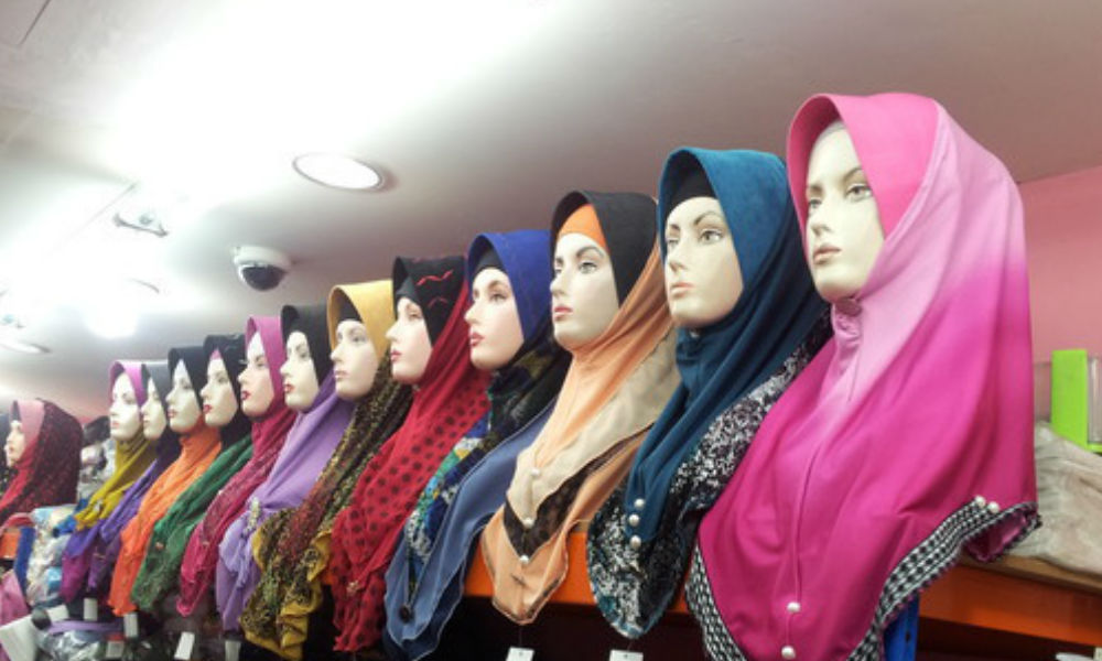 Крупные торговые центры Великобритании открыли отделы по продаже хиджабов 