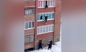 Жители Башкирии с помощью ковра поймали выпавшего с балкона мужчину