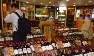 Министр транспорта выступил против требования сдавать алкоголь из duty free в багаж
