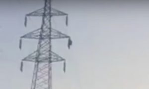 Чудо из чудес: мужчина выжил после двойного удара током в 30 тысяч вольт и падения с 30-метровой высоты
