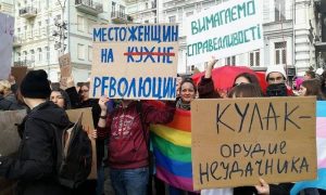 Мужчины-радикалы с кефиром и зеленкой напали на участниц феминистского марша в Киеве