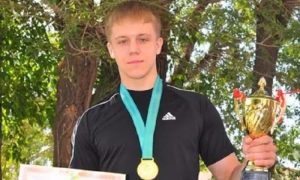 Чемпиона мира по пауэрлифтингу зарезали в драке со студентами в Казахстане