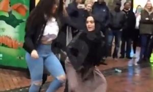 17-летняя девушка в хиджабе устроила развратный тверк посреди улицы в Британии