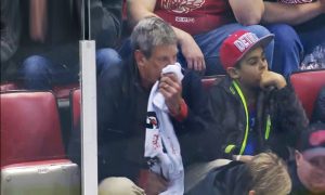 Игрок в матче чемпионата НХЛ разбил лицо болельщику через щель в ограждении