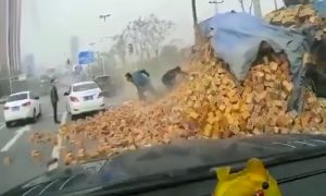 Двое китайцев отделались только испугом после падения на них грузовика с кирпичами