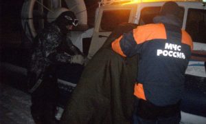 Сотрудники МЧС спасли четырех человек, которых на лодке уносило в открытое море в Крыму