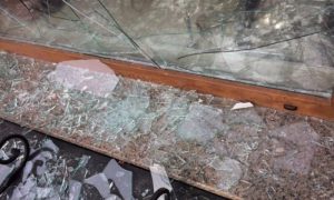 Злоумышленники разбили окна в офисе Сбербанка в центре Луцка