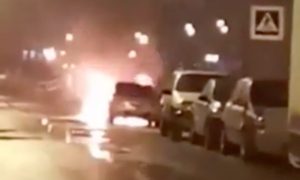 Опубликовано видео с места поджога мужчиной машины бывшей девушки в Санкт-Петербурге