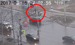 Мужчина провалился под землю на остановке в Ярославле