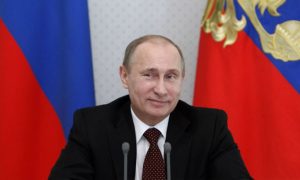 «Как курица лапой»: Владимир Путин посетовал на свой почерк