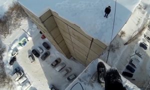 Шок: подросток снял на видео свой прыжок с крыши 11-этажного дома в Уфе