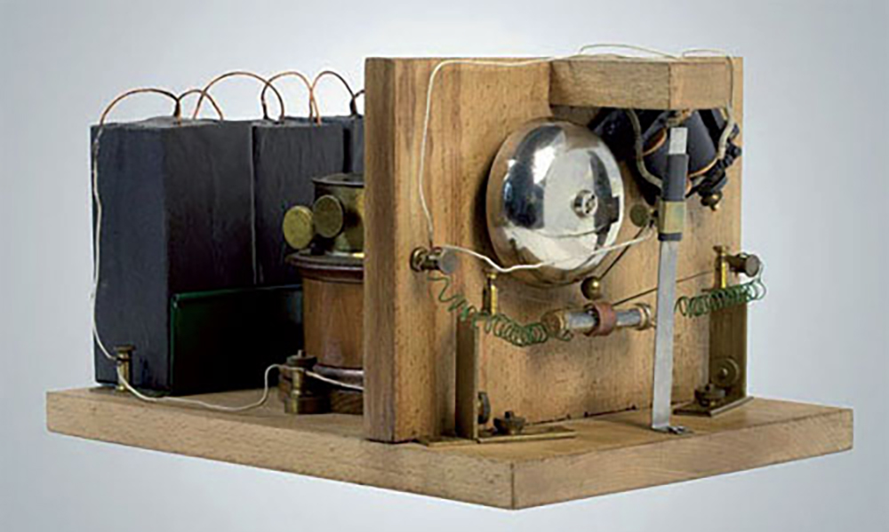 В 19 веке было изобретено радио электричество фотография