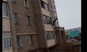Очевидцы, смеясь, снимали на видео женщину, сорвавшуюся с балкона