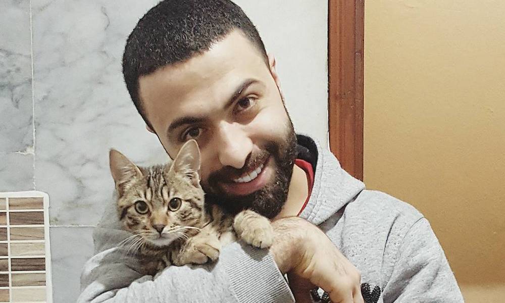 Блогера турция. Турецкий блоггер с котом. Кибриц Лев Коша Турция. Блоггер Турция.