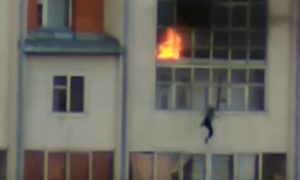Опубликовано видео спасения мальчика, прыгнувшего из окна квартиры в Томске