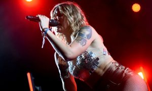 Шведская певица показала обнаженную грудь во время исполнения песни о страстном сексе