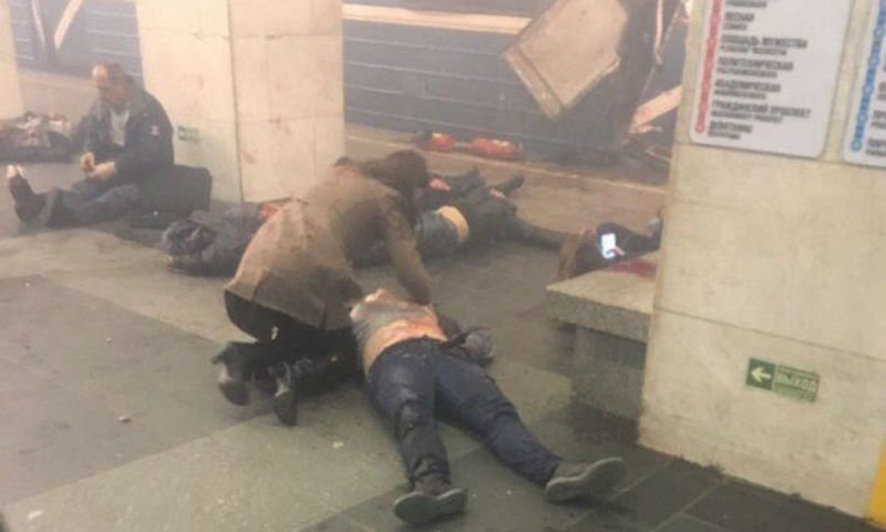 По меньшей мере 10 человек стали жертвами взрывов в метро Санкт-Петербурга 