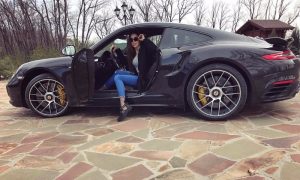 Дочь депутата Госдумы попала в немилость к пользователям соцсети из-за Porsche и дорог в Саратове