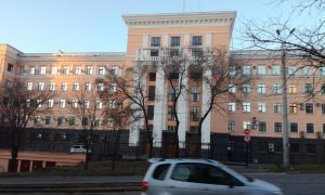 Мужчина с автоматом совершил нападение на Управление ФСБ в Хабаровске, есть жертвы