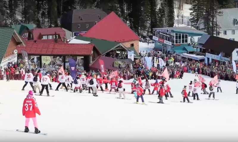 Спуск семисот человек в карнавальных костюмах на лыжах с горы в Кемеровской области попал на видео 