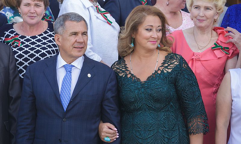 Президент Татарстана Минниханов заработал в прошлом году в 313 раз меньше супруги 
