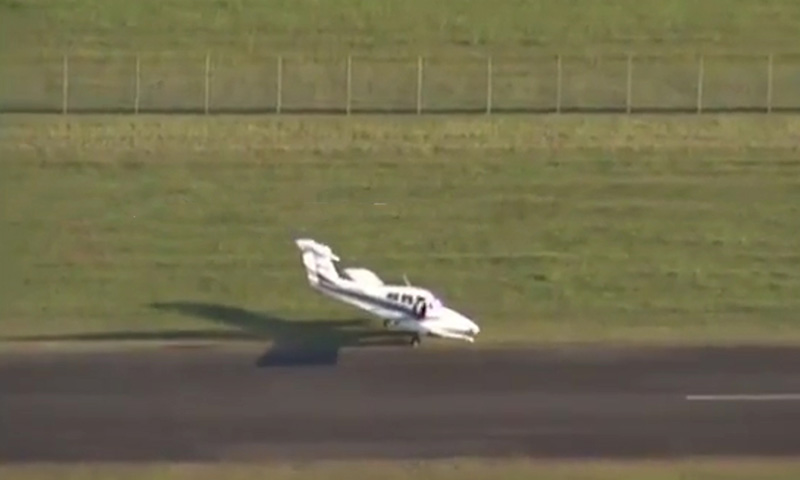 Пилот-стажер героически посадил самолет без переднего шасси в Австралии 