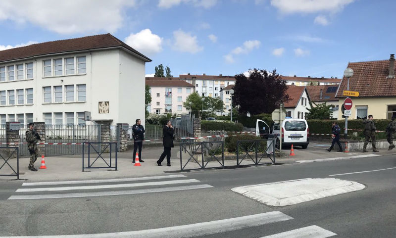 Избирательный участок во Франции закрыт после обнаружения рядом автомобиля с оружием 