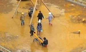 В Якутске дети вынуждены играть в грязной луже
