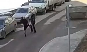 Женщина-автолюбительница накинулась с кулаками на охранника за пару фотоснимков в Казани