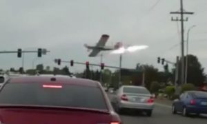 Опубликовано видео крушения самолета на глазах у автомобилистов в штате Вашингтон