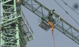Опубликовано видео попытки рабочего спрыгнуть с башенного крана в Новосибирске