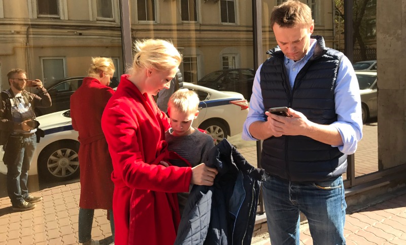 ОМОН отказался пускать пришедшего ради бабушки жены на митинг Навального 