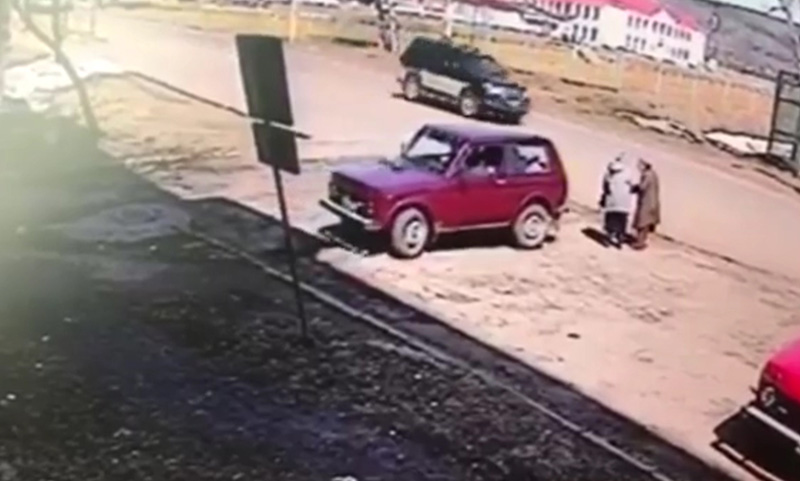 Видеошок: водитель сбил и тут же переехал двух пенсионерок в Хабаровском крае 
