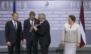 Появилось видео непристойного поведения пьяного Юнкера на саммите ЕС