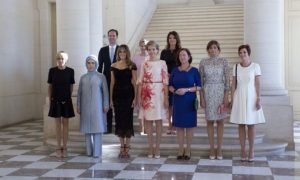 Главный гомосексуалист Люксембурга нагло пристроился к женам глав стран-членов НАТО