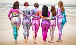 Красота - в разнообразии: австралийские женщины разделись догола и раскрасили свои тела