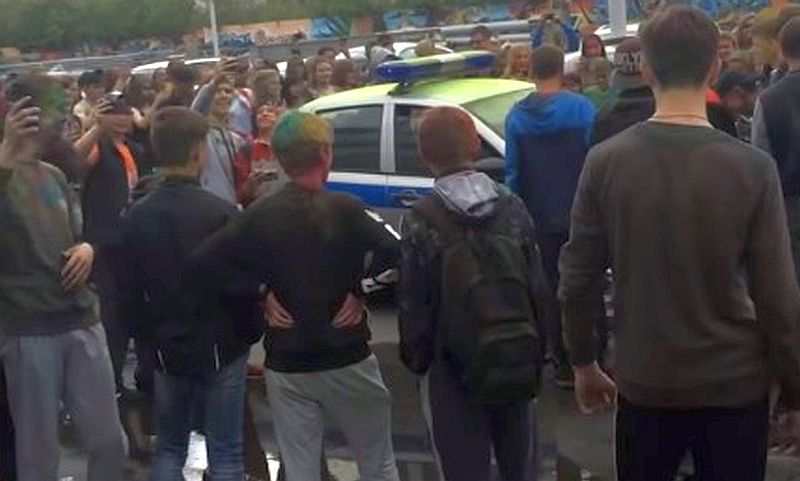 Молодежь атаковала полицейские автомобили на фестивале красок Холи в Челябинске 