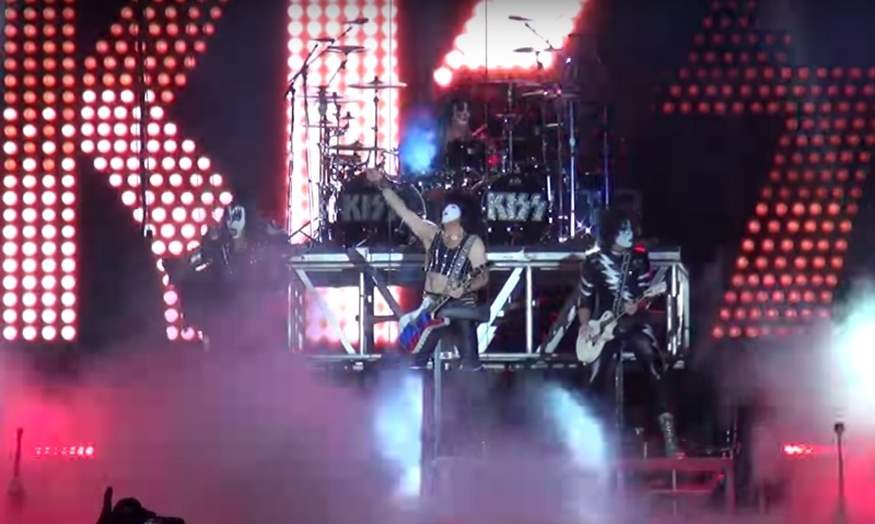 Лидер Kiss Стэнли вышел на сцену в Москве с раскрашенной под российский флаг гитарой 
