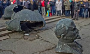 Плита с постамента снесенного памятника Ленину убила подростка на Украине