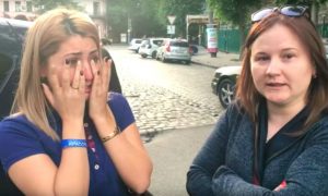 Украинские радикалы сняли на видео издевательства над молдаванками из-за георгиевской ленточки