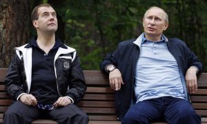 Работу Путина и Медведева жители России одобрили в опросе ВЦИОМ больше всего