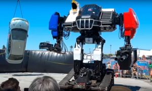 Видео с избивающим автомобили боевым человекоподобным роботом 