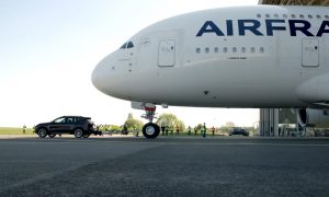 Появилось видео, на котором Porsche Cayenne буксирует Airbus A380