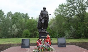 Позорная ошибка на памятнике советскому воину-освободителю устыдила власти Ростова