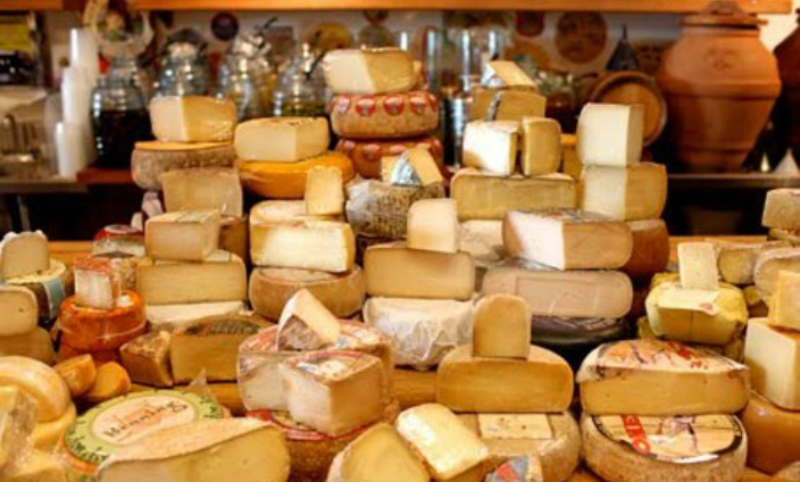 Россия ограничила ввоз белорусских сыров, масла и молока из-за найденных в них антибиотиков 